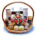 Geschenkkorb mit Honig, Sirup, Konfitüre und Schokoladen-Osterei