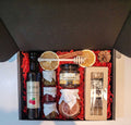 Geschenkkorb mit Honig, Sirup, Lebkuchen und Konfitüre