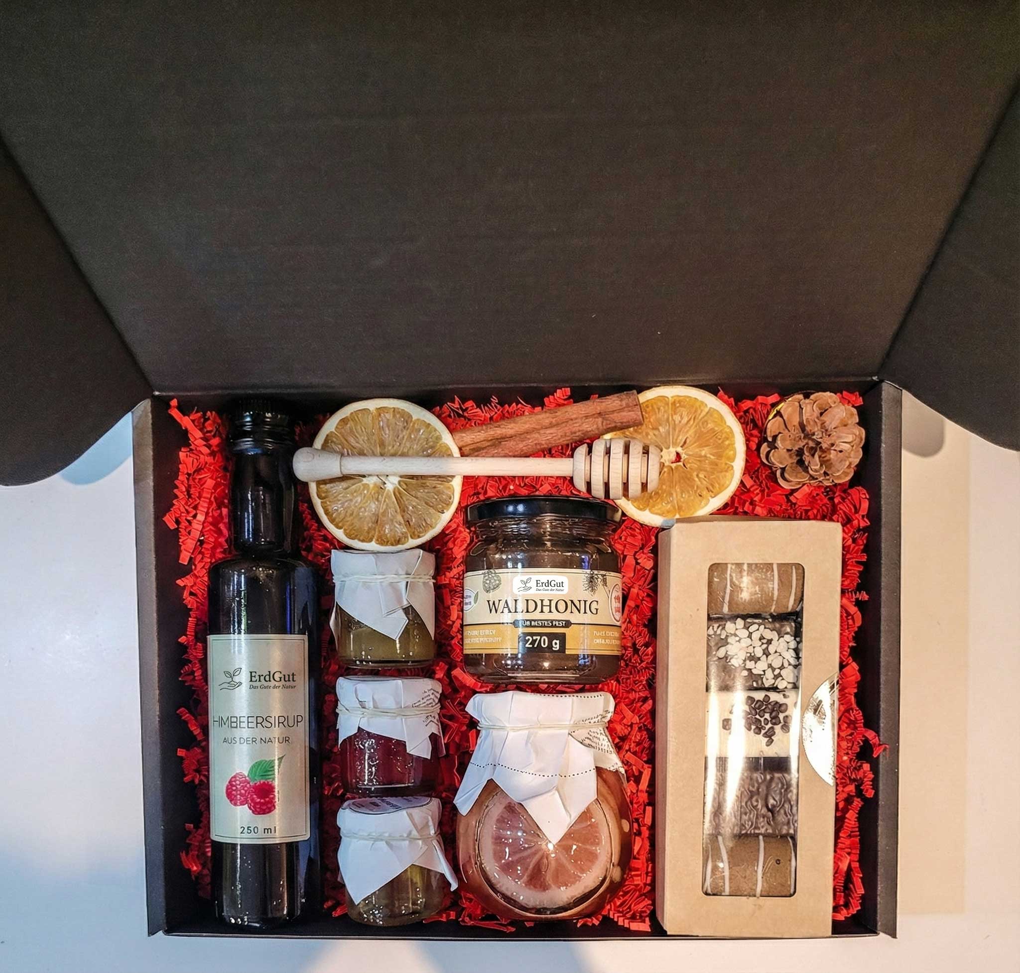 Geschenkkorb mit Honig, Sirup, Lebkuchen und Konfitüre