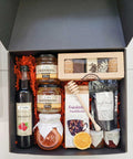 Geschenkkorb mit Kaffee, Honig, Sirup, Tee und Lebkuchen