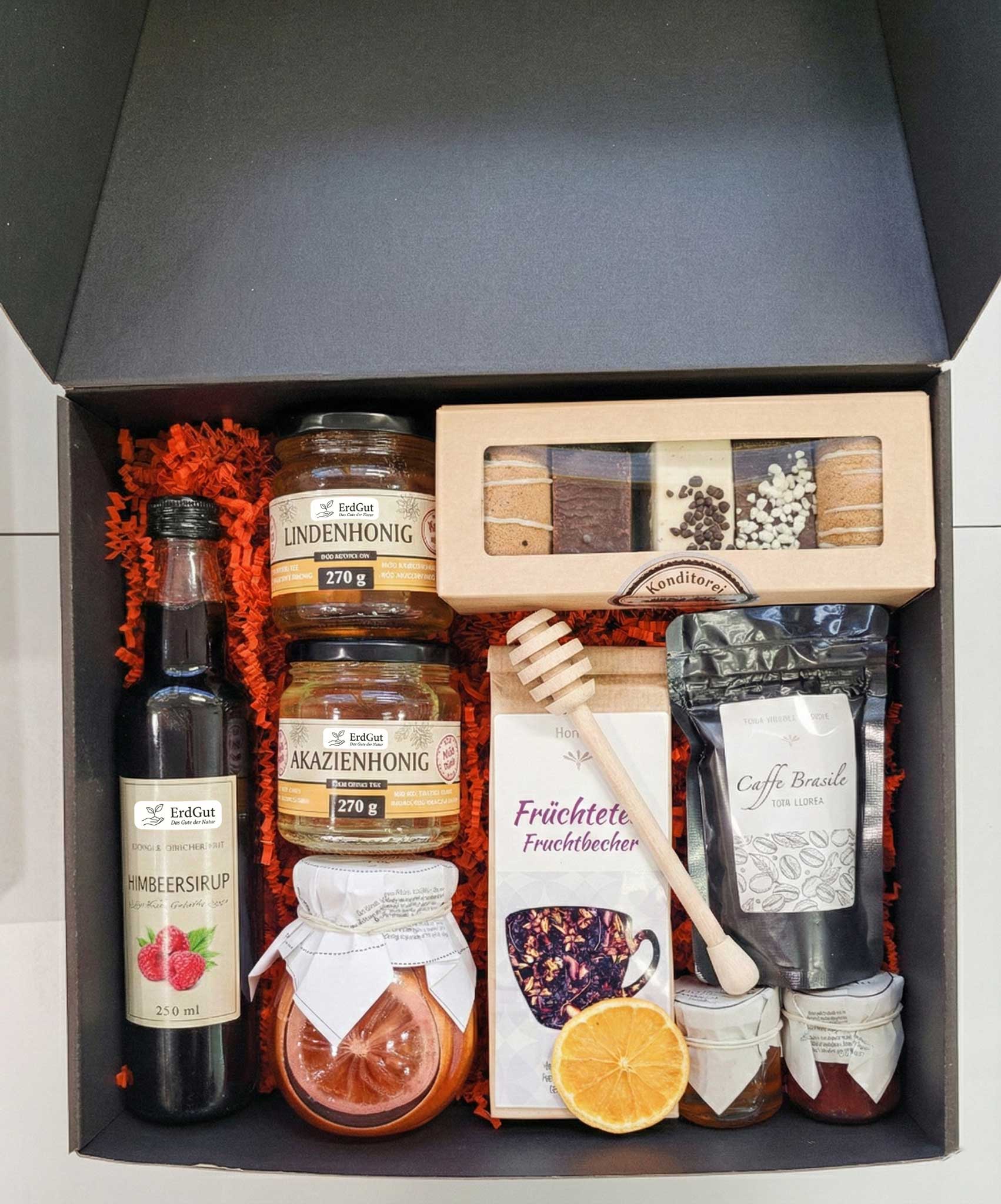 Geschenkkorb mit Kaffee, Honig, Sirup, Tee und Lebkuchen