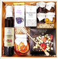Geschenkkorb mit Kaffee, Tee, Schokolade, Sirup und Honig