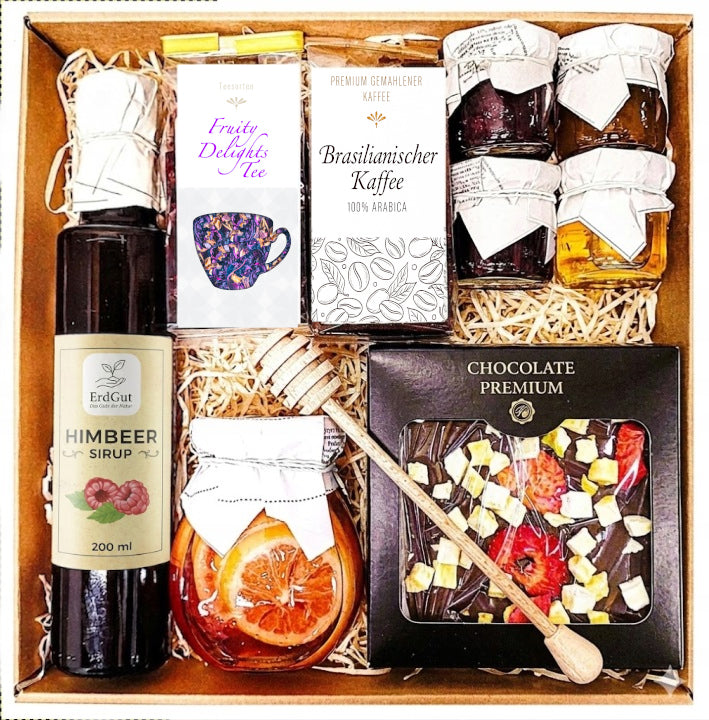 Geschenkkorb mit Kaffee, Tee, Schokolade, Sirup und Honig