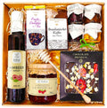 Geschenkkorb mit Kaffee, Tee, Schokolade, Sirup und Konfitüre