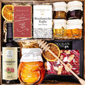 Geschenkkorb mit Kaffee, Tee, Schokolade, Sirup und Konfitüre