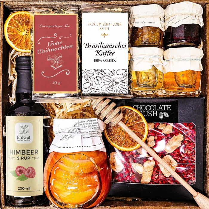 Geschenkkorb mit Kaffee, Tee, Schokolade, Sirup und Konfitüre