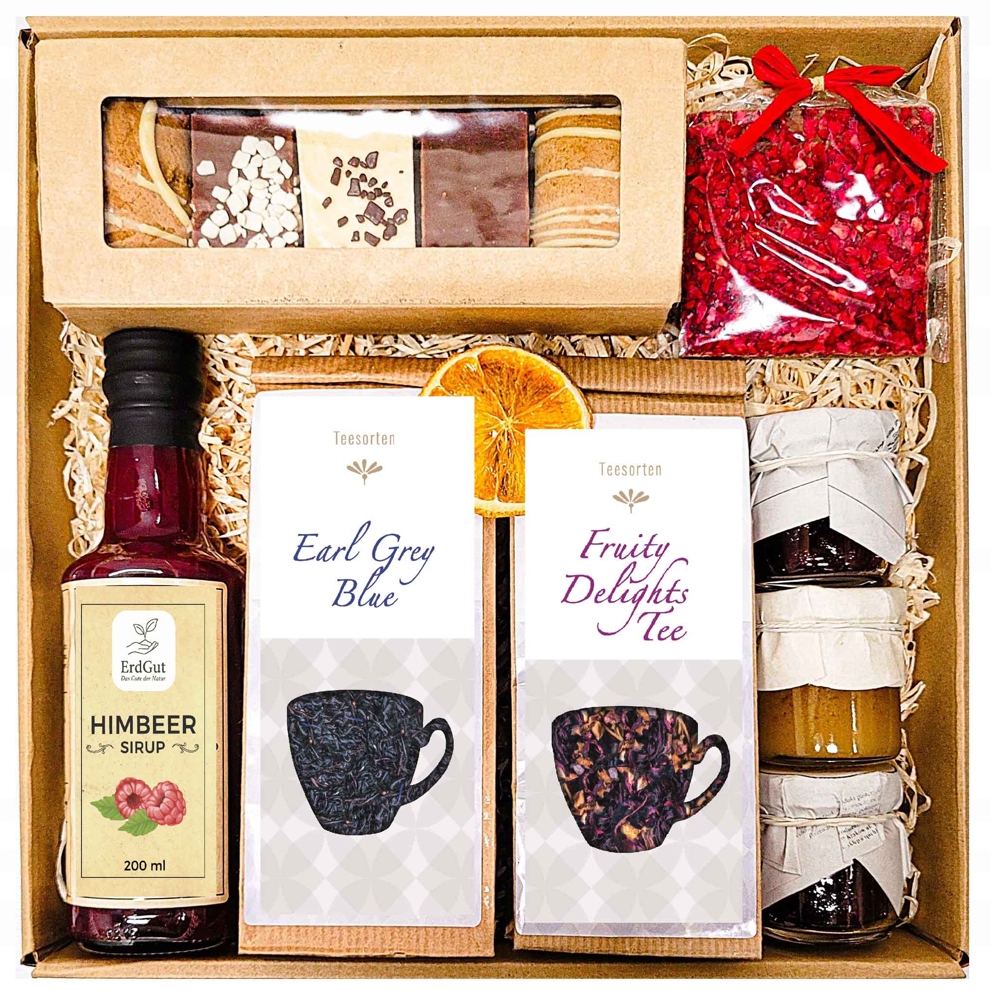 Geschenkkorb mit Tee, Sirup, Schokolade, Lebkuchen und Konfitüre