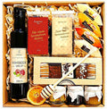 Geschenkkorb mit Tee, Sirup, Lebkuchen, Toffees und Konfitüre