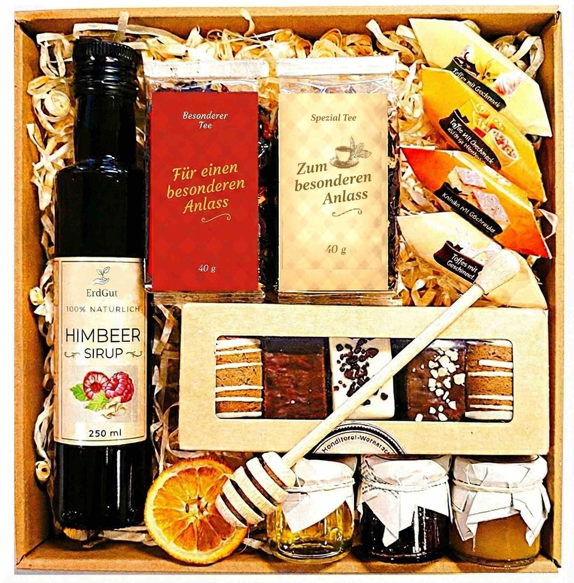 Geschenkkorb mit Tee, Sirup, Lebkuchen, Toffees und Konfitüre