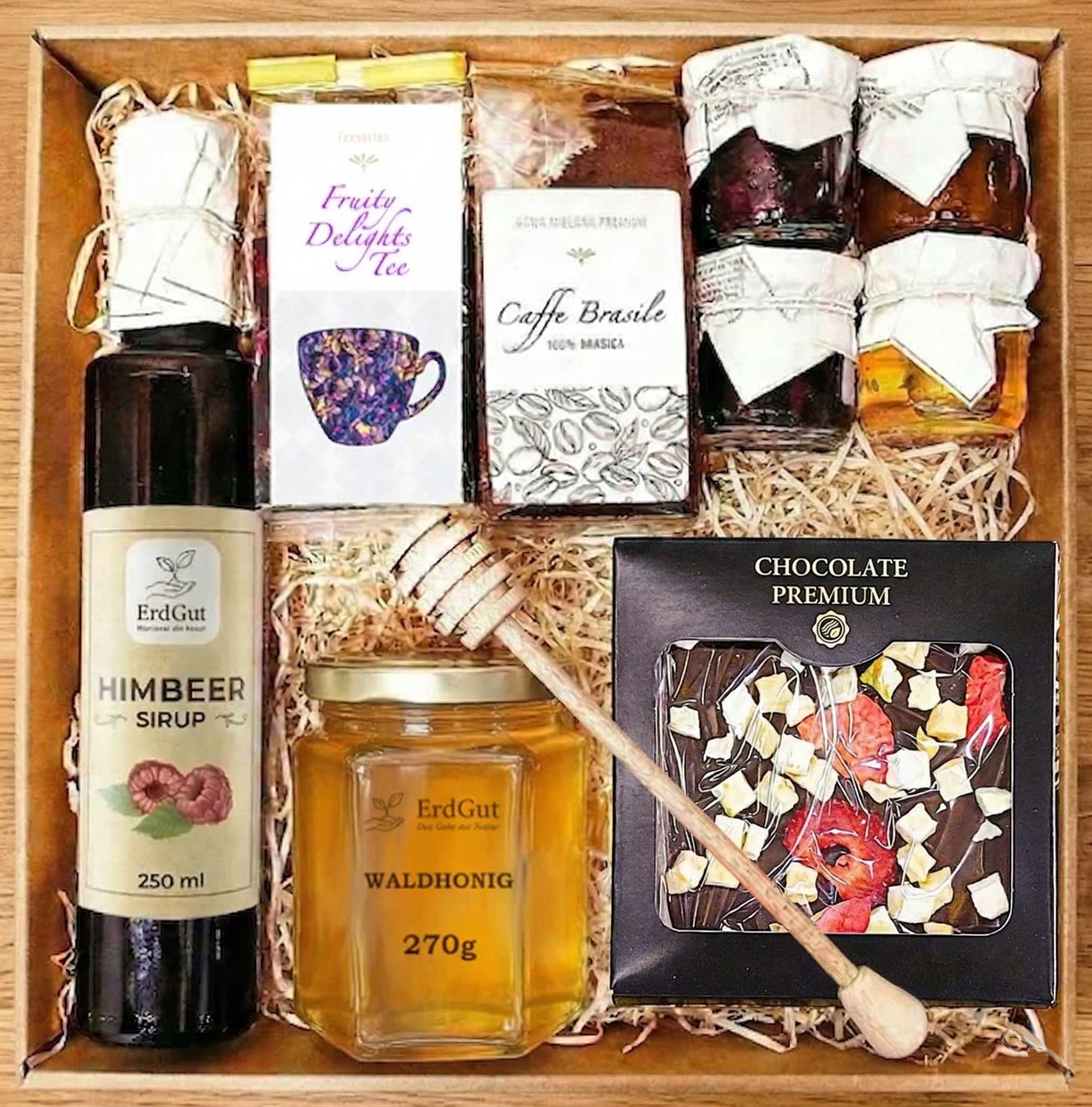 Geschenkkorb mit Kaffee, Tee, Schokolade, Sirup und Honig