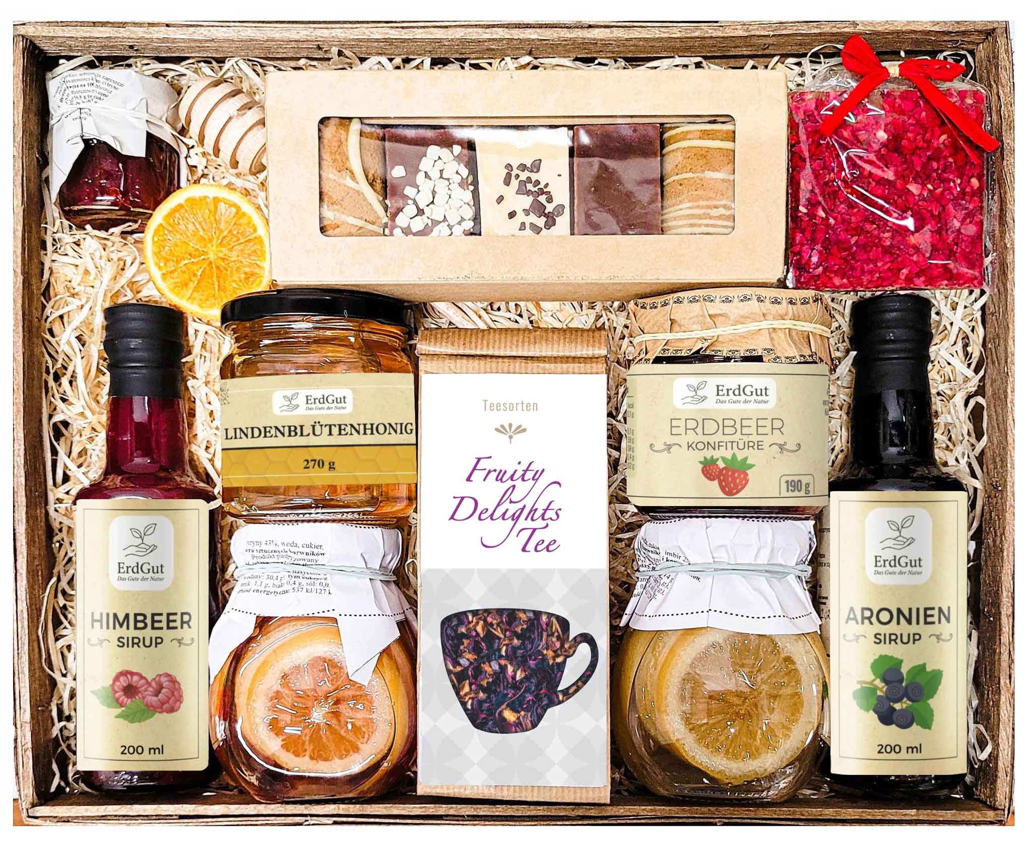 Geschenkkorb mit Tee, Sirup, Honig, Konfitüre und Lebkuchen