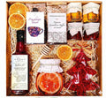 Geschenkkorb mit Kaffee, Tee, Sirup, Honig, Konfitüre und Schokoladen-Weihnachtsbaum