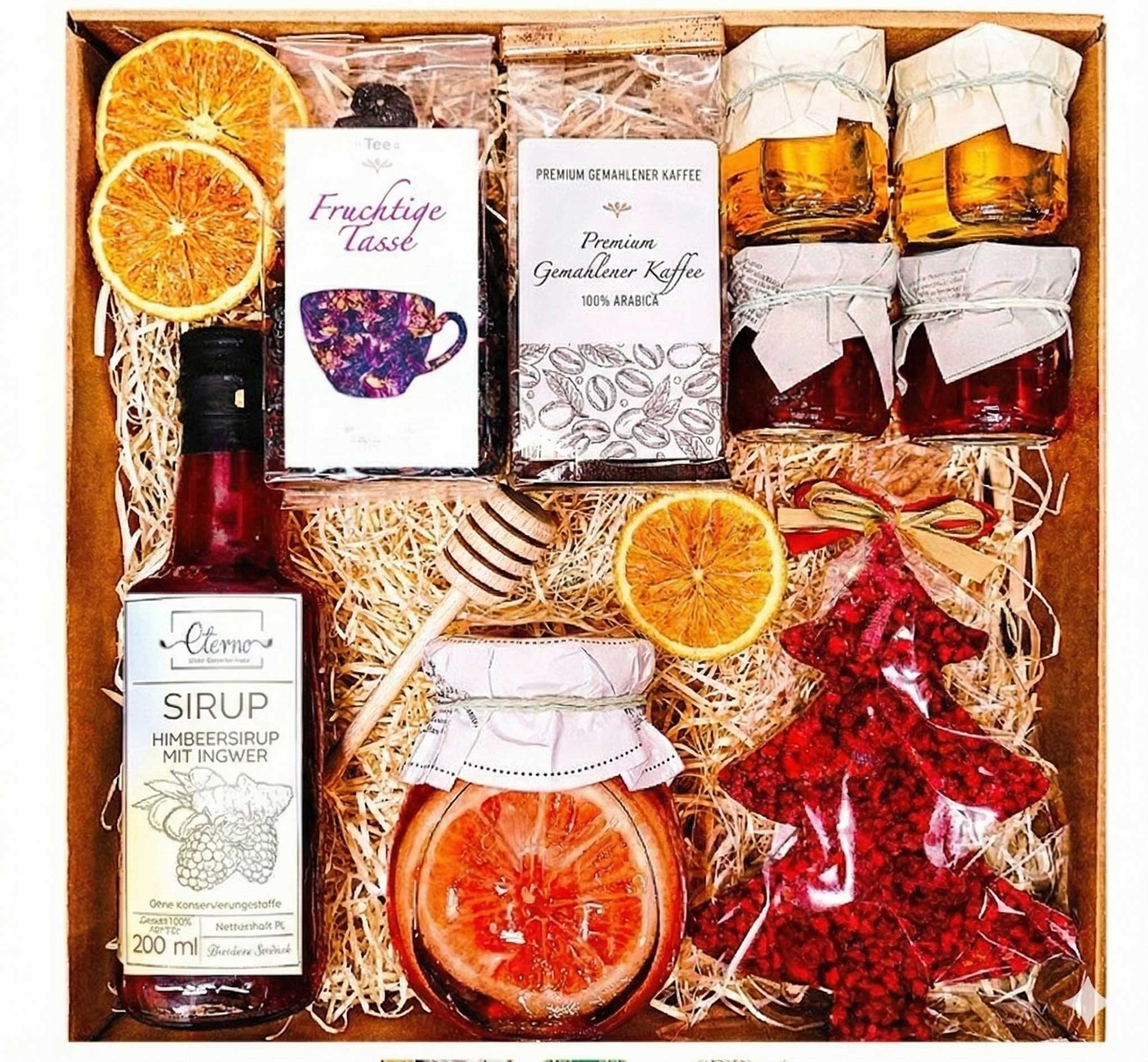 Geschenkkorb mit Kaffee, Tee, Sirup, Honig, Konfitüre und Schokoladen-Weihnachtsbaum