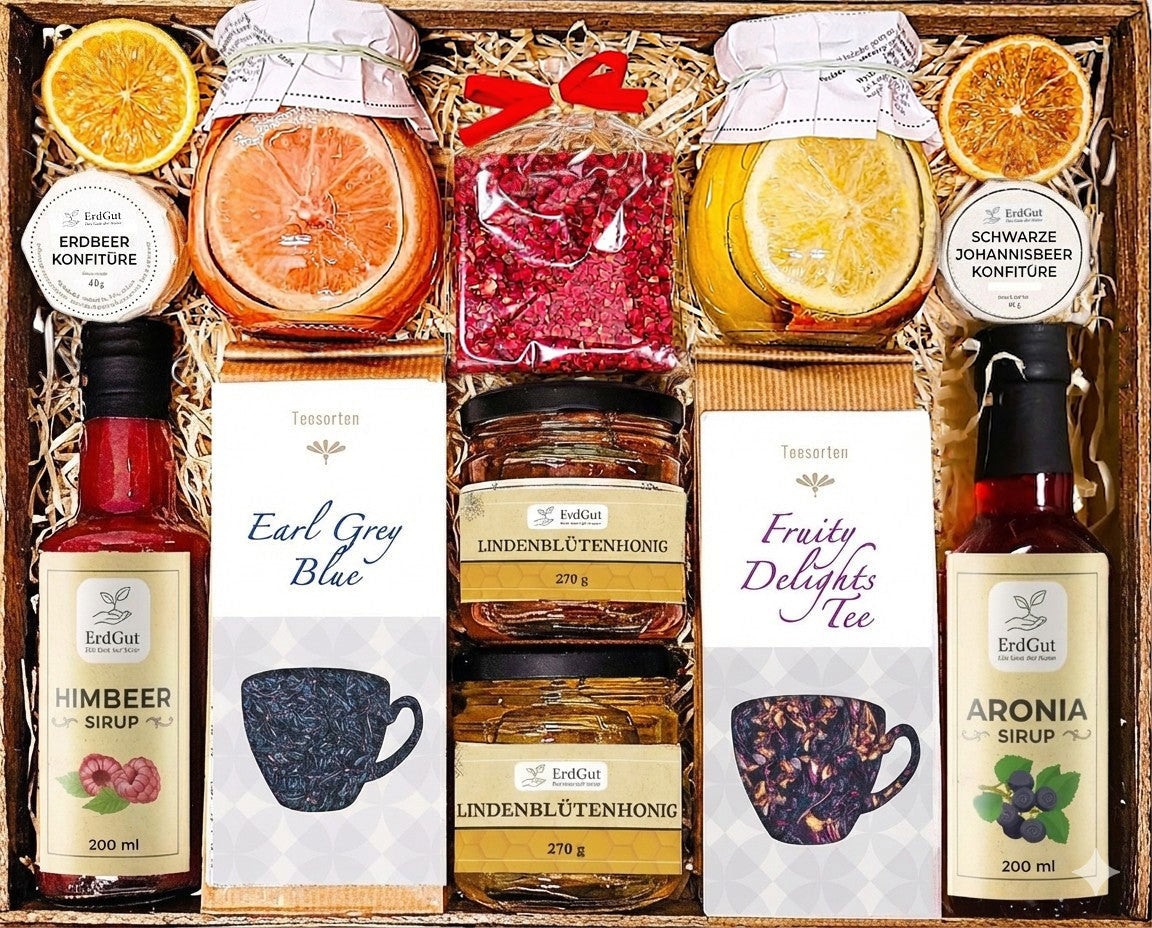 Geschenkkorb mit Tee, Sirup, Honig, Konfitüre und Schokolade