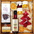 Geschenkkorb mit Tee, Sirup, Honig, Konfitüre und Schokoladen-Weihnachtsbaum
