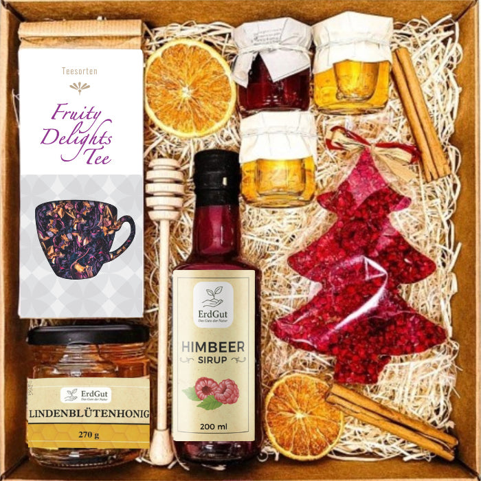 Geschenkkorb mit Tee, Sirup, Honig, Konfitüre und Schokoladen-Weihnachtsbaum