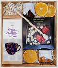 Geschenkkorb mit Tee, Schokolade, Konfitüre und Honig