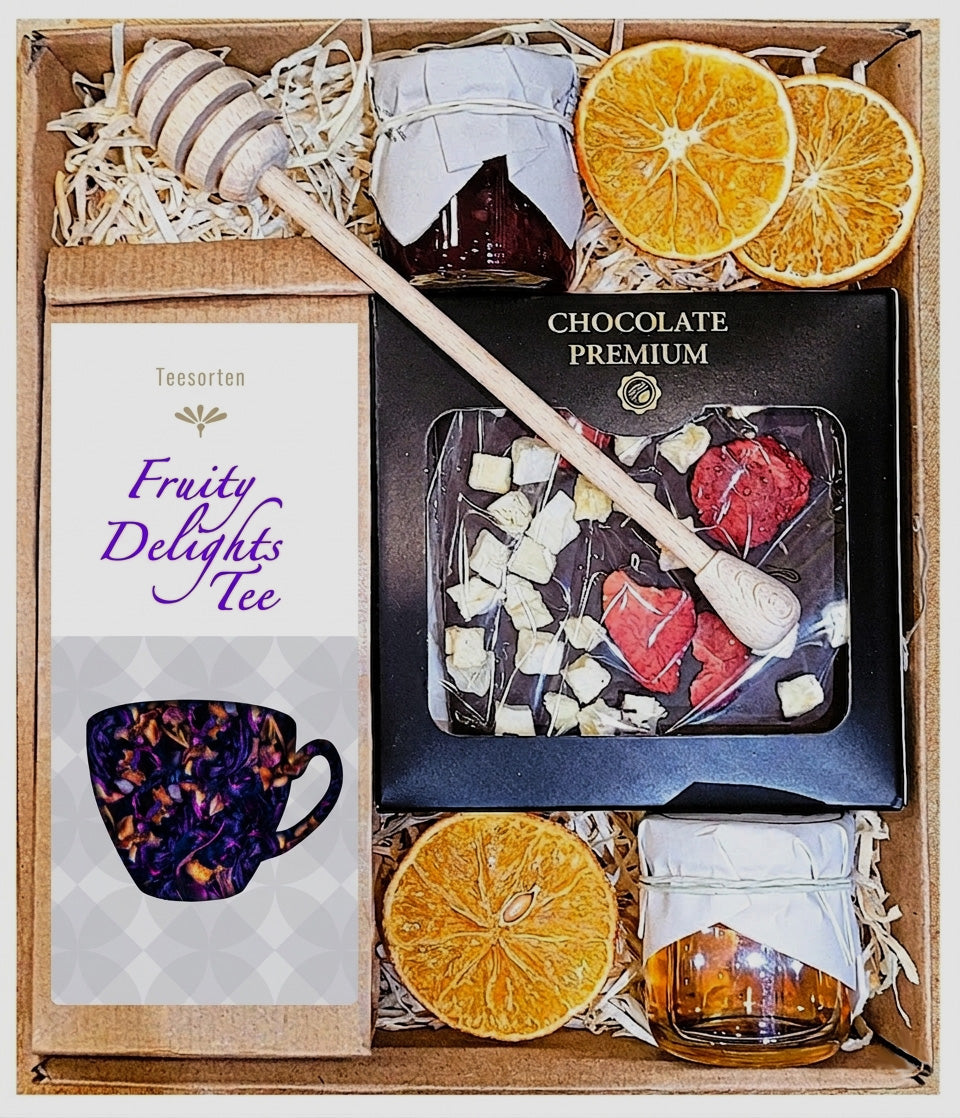 Geschenkkorb mit Tee, Schokolade, Konfitüre und Honig