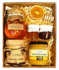 Geschenkkorb mit Honig, Konfitüre und Zitronen in Sirup