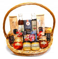 Geschenkkorb mit Honig, Sirup, Zitronen in Sirup und edler Schokolade