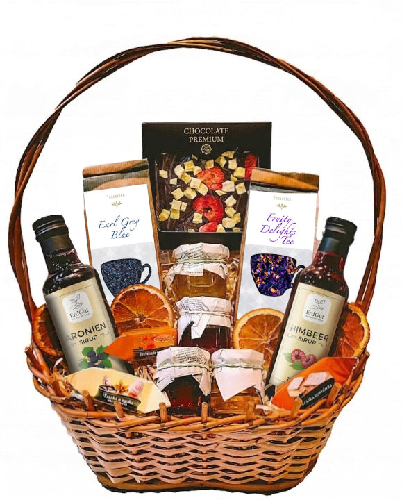 Geschenkkorb mit Schokolade, Tee, Sirup und Konfitüre