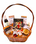 Geschenkkorb mit Honig, Schokolade, Tee, Sirup und Konfitüre