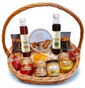 Geschenkkorb mit Keksen, Honig, Sirup, Konfitüre und Zitrone in Sirup