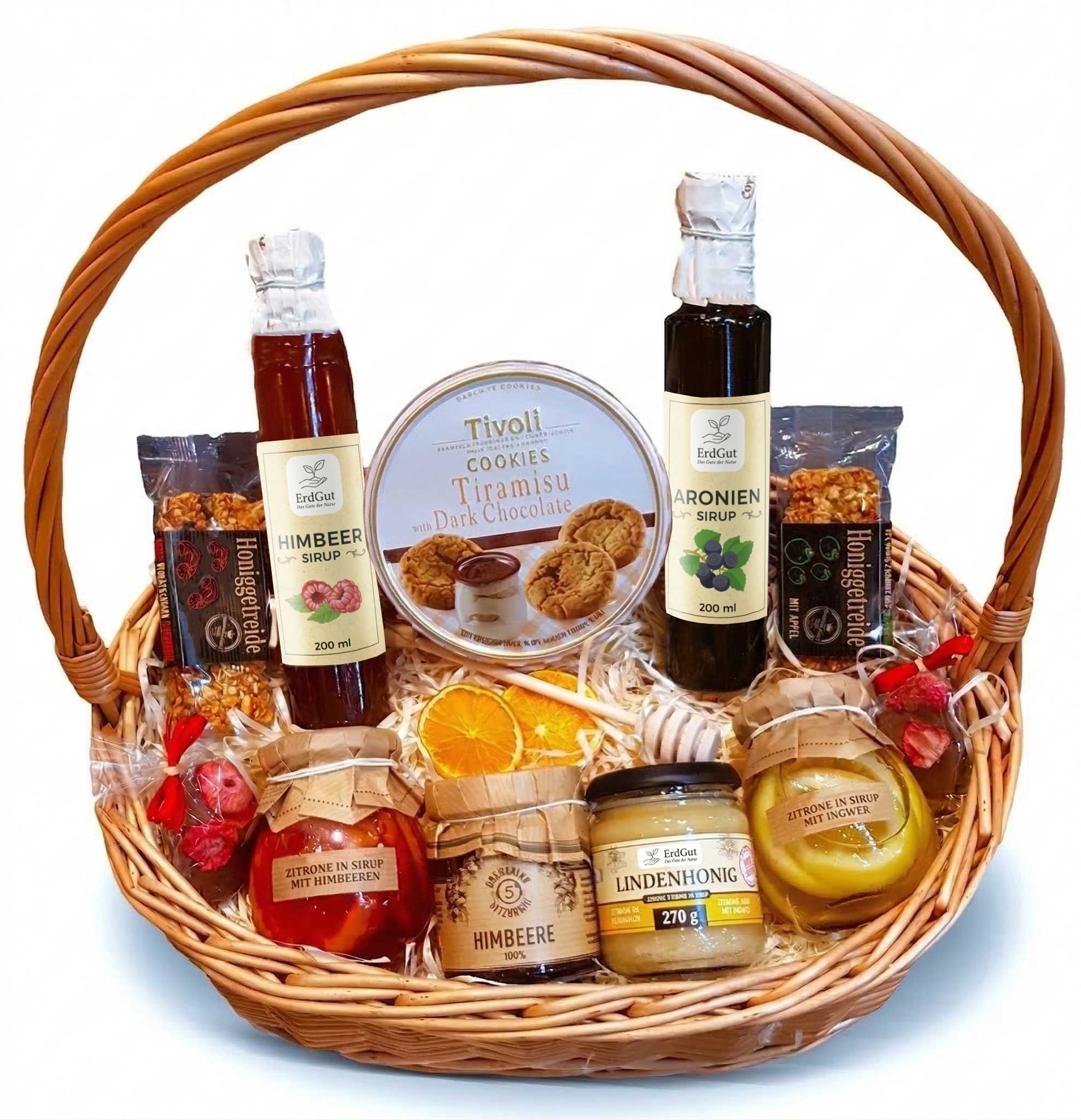 Geschenkkorb mit Keksen, Honig, Sirup, Konfitüre und Zitrone in Sirup