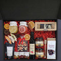 Geschenkkorb mit Honig, Tee, Kaffee, Sirup und Schokolade