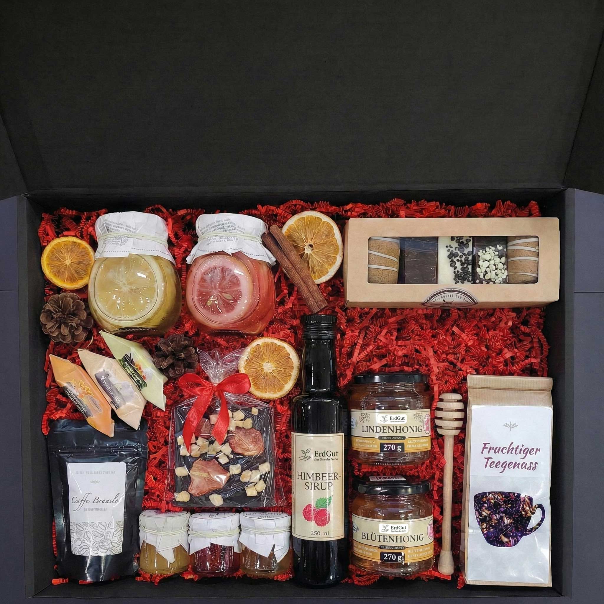 Geschenkkorb mit Honig, Tee, Kaffee, Sirup und Schokolade