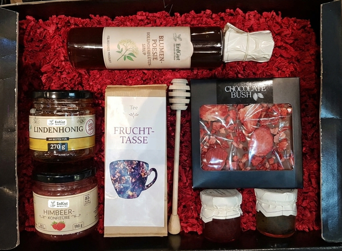 Geschenkkorb mit Honig, Konfitüre, Sirup, Tee und Schokolade