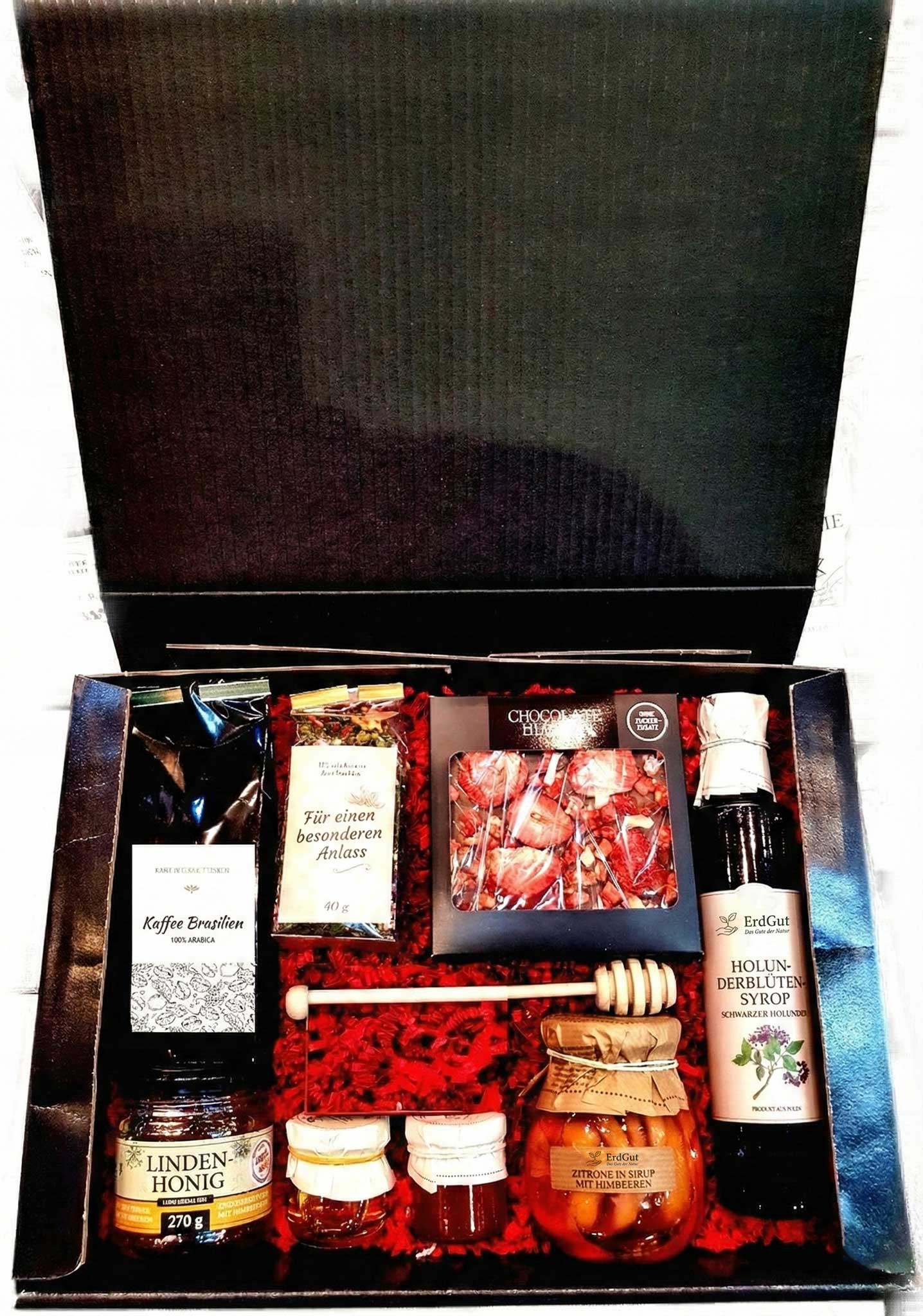 Geschenkkorb mit Kaffee, Tee, Honig, Sirup und Schokolade
