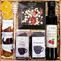 Geschenkkorb mit Schokolade, Tee, Sirup und Konfitüre