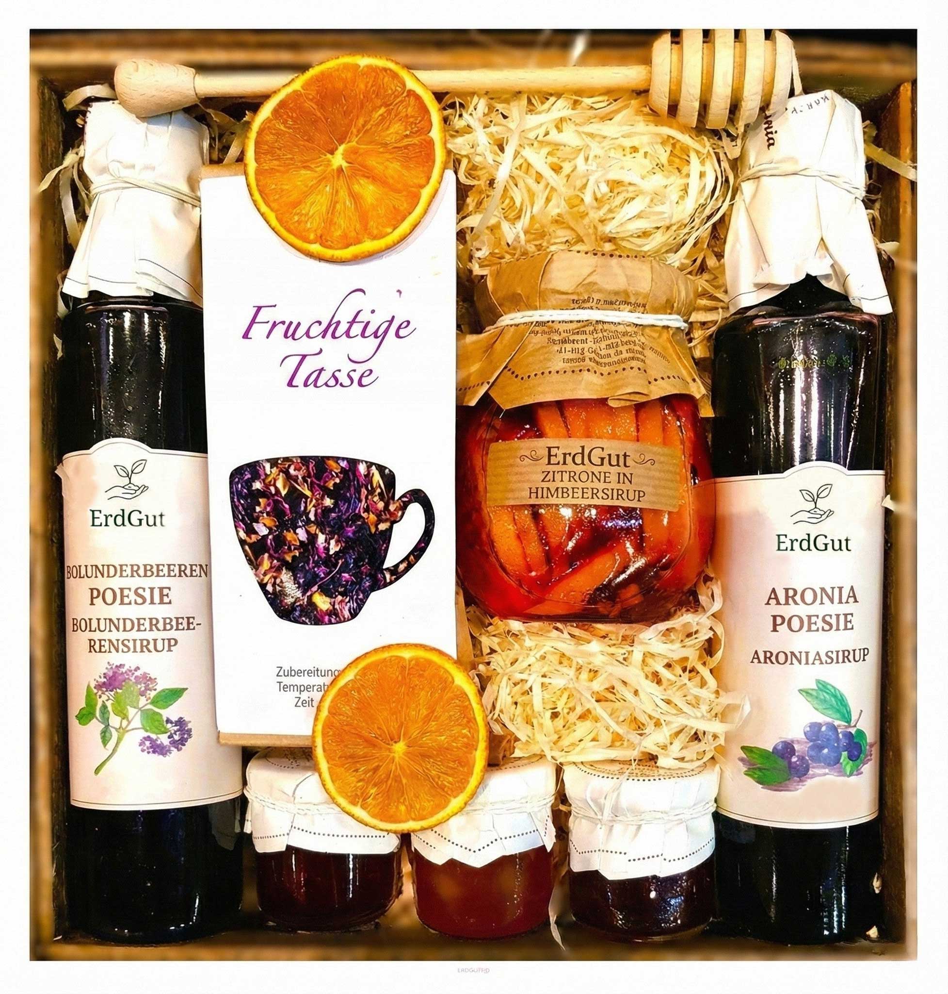 Geschenkkorb mit Tee, Sirup, Zitrone in Sirup, Konfitüre und Honig