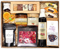 Geschenkkorb mit Kaffee, Tee, Schokolade, Sirup und Honig