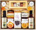 Geschenkkorb mit Tee, Sirup, Honig, Konfitüre und Lebkuchen