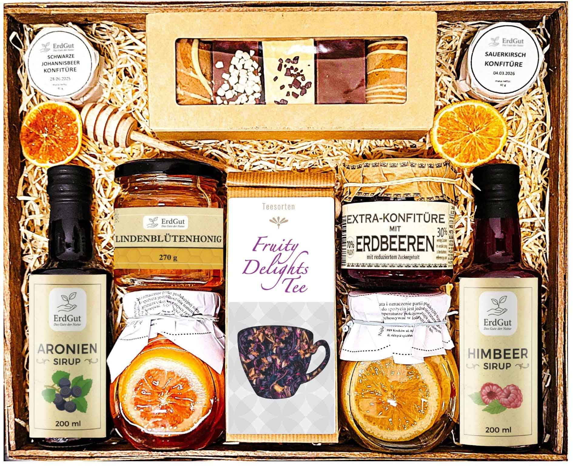 Geschenkkorb mit Tee, Sirup, Honig, Konfitüre und Lebkuchen
