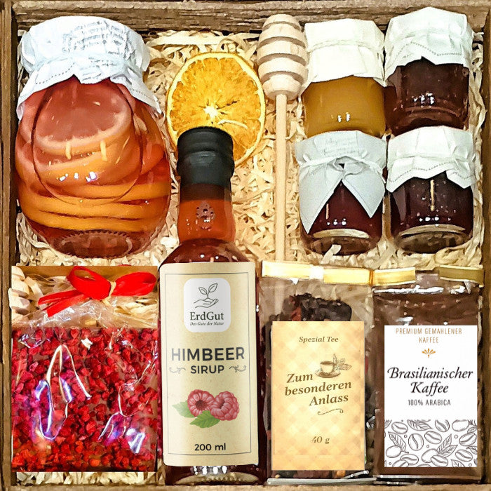 Geschenkkorb mit Kaffee, Tee, Sirup, Honig und Konfitüre