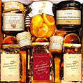 Geschenkkorb mit Tee, Honig, Konfitüre und Zitronen in Sirup