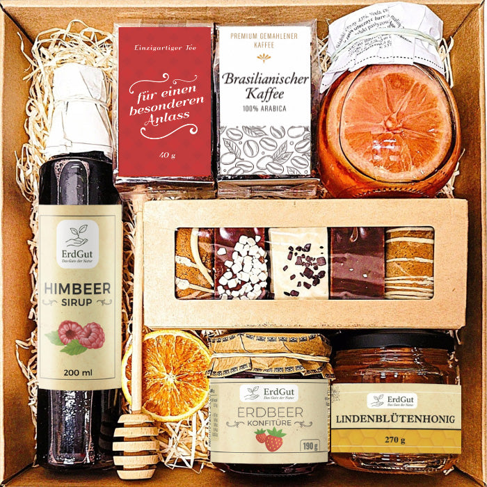 Geschenkkorb mit Kaffee, Tee, Sirup, Honig und Lebkuchen